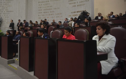 En medio de aplausos de integrantes de su gabinete y legisladores simpatizantes, el gobernador Miguel Ángel Yunes Linares presume de la reingeniería que hubo gracias a su minigobierno y de todo lo bueno que pasó durante este. 