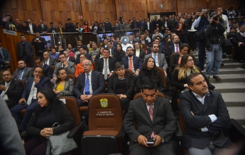 En medio de aplausos de integrantes de su gabinete y legisladores simpatizantes, el gobernador Miguel Ángel Yunes Linares presume de la reingeniería que hubo gracias a su minigobierno y de todo lo bueno que pasó durante este. 