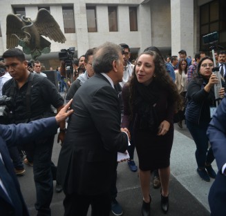 En medio de aplausos de integrantes de su gabinete y legisladores simpatizantes, el gobernador Miguel Ángel Yunes Linares presume de la reingeniería que hubo gracias a su minigobierno y de todo lo bueno que pasó durante este. 