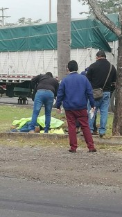 En Yanga, Ver., el cuerpo de una mujer fue localizado a un costado de la carretera federal Córdoba-Veracruz a la altura de pollos Yambo, presentaba huellas de violencia y tenia una cartulina con amenazas, policías estatales y municipales acordonaron el lugar en espera de las autoridades ministeriales. 
