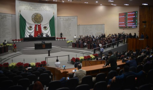 Las diputadas y diputados de la Sexagésima Quinta (LXV) Legislatura del Estado eligieron al ciudadano Juan Hernández Ramírez, como acreedor a la Medalla y Diploma <em>Adolfo Ruiz Cortines 2018</em>, por su destacada trayectoria como poeta y fundador de la Academia Nacional de Poesía, Delegación Veracruz. 