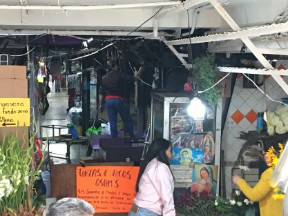 Luego de concluidos los peritajes en el mercado Jáuregui, esta semana los locatarios de la zona más afectada por el incendio comenzaron con las labores de limpieza y en espera de poder retomar su forma de ganarse la vida.  