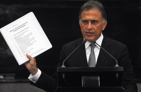 Yunes Linares entregó un listado de los bienes <em>recuperados</em> de funcionarios de la administración pasada, así como las obras donde se habría aplicado los recursos en efectivo. 