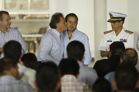 El gobernador Miguel Ángel Yunes Linares, inauguró el C5i. Le acompañaron funcionarios de su gabinete y sus hijos.