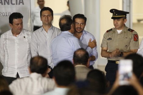 El gobernador Miguel Ángel Yunes Linares, inauguró el C5i. Le acompañaron funcionarios de su gabinete y sus hijos.