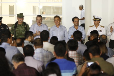 El gobernador Miguel Ángel Yunes Linares, inauguró el C5i. Le acompañaron funcionarios de su gabinete y sus hijos.  