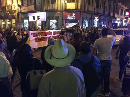 Agremiados al Frente de Defensa Popular se manifestaron contra Yunes Linares con una piñata de perro con hueso y un ataud. Gritando consignas contra el gobernador saliente ingresaron a la avenida Enríquez, en donde quemaron sus piñatas. 