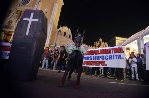 Simpatizantes de la organización FREDEPO hicieron presencia ruidosa en el centro de Xalapa para despedir al gobernador Yunes, cuyo periodo de administración finaliza este viernes; por estos hechos, se reforzó la seguridad del centro histórico.