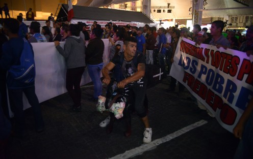Simpatizantes de la organización FREDEPO hicieron presencia ruidosa en el centro de Xalapa para despedir al gobernador Yunes, cuyo periodo de administración finaliza este viernes; por estos hechos, se reforzó la seguridad del centro histórico.