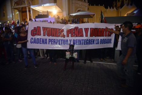 Simpatizantes de la organización FREDEPO hicieron presencia ruidosa en el centro de Xalapa para despedir al gobernador Yunes, cuyo periodo de administración finaliza este viernes; por estos hechos, se reforzó la seguridad del centro histórico.