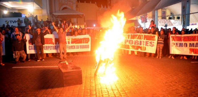 Simpatizantes de la organización FREDEPO hicieron presencia ruidosa en el centro de Xalapa para despedir al gobernador Yunes, cuyo periodo de administración finaliza este viernes; por estos hechos, se reforzó la seguridad del centro histórico.