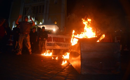 Simpatizantes de la organización FREDEPO hicieron presencia ruidosa en el centro de Xalapa para despedir al gobernador Yunes, cuyo periodo de administración finaliza este viernes; por estos hechos, se reforzó la seguridad del centro histórico.