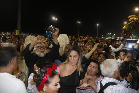El gobernador Miguel Ángel Yunes Linares, inauguró la obra del bulevar Ávila Camacho. Y aunque no dejó lo que debía para aguinaldos de empleados estatales, acá en su conurbación consentida, hasta hubo pirotecnia y verbena popular.