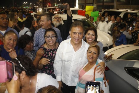 El gobernador Miguel Ángel Yunes Linares, inauguró la obra del bulevar Ávila Camacho. Y aunque no dejó lo que debía para aguinaldos de empleados estatales, acá en su conurbación consentida, hasta hubo pirotecnia y verbena popular.