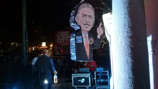En la ciudad de Veracruz un grupo de ciudadanos realizó una convivencia en la que romperían una piñata de Miguel Ángel Yunes Linares, para celebrar el fin de su mandato.  