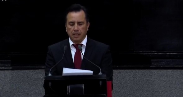 En su primer discurso como gobernador de Veracruz, Cuitláhuac García Jiménez anunció una serie de medidas de austeridad, como la reducción de salarios de altos funcionarios.  Igualmente resaltó su compromiso con familiares de desaparecidos. 