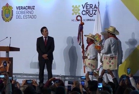En Plaza Lerdo, el gobernador Cuitláhuac García Jiménez recibió en Bastón de Mando de manos de representantes de los pueblos indígenas. 
