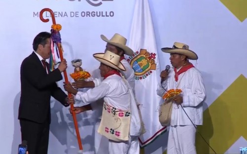 En Plaza Lerdo, el gobernador Cuitláhuac García Jiménez recibió en Bastón de Mando de manos de representantes de los pueblos indígenas. 