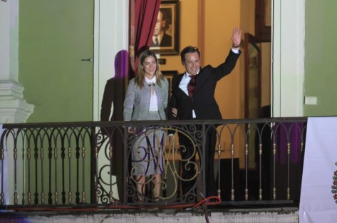 Luego de tomar protesta a subsecretarios en el patio del Palacio de Gobierno, el gobernador Cuitláhuac García Jiménez salió al balcón central de Palacio de Gobierno a saludar a los presentes en la Plaza Lerdo. 