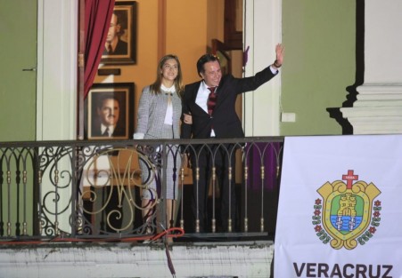 Luego de tomar protesta a subsecretarios en el patio del Palacio de Gobierno, el gobernador Cuitláhuac García Jiménez salió al balcón central de Palacio de Gobierno a saludar a los presentes en la Plaza Lerdo. 