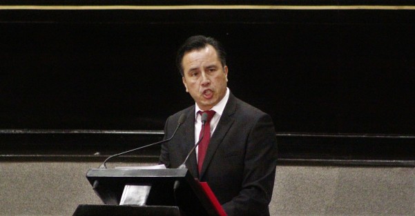 En su primer discurso como gobernador de Veracruz, Cuitláhuac García Jiménez anunció una serie de medidas de austeridad, como la reducción de salarios de altos funcionarios. Igualmente resaltó su compromiso con familiares de desaparecidos. 
