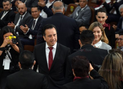 Con el pleno legislativo lleno de personalidades del mundo de la política, empresarios y hasta artistas, el gobernador Cuitláhuac Garcia Jiménez rindió protesta ante la LXV Legislatura, donde también pidió una disculpa pública a colectivos de personas desaparecidas, a quien dedicó gran parte de su discurso. 