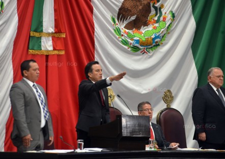 <em>Protesto guardar y hacer guardar la Constitución Política de los Estados Unidos Mexicanos, la del Estado y las leyes que de ambas emanen, y desempeñar leal y patrióticamente el cargo de gobernador que el pueblo me ha conferido, mirando en todo por el bien y prosperidad de la Nación y del Estado de Veracruz de Ignacio de la Llave; y si así no lo hiciere, que la Nación y el Estado me lo demanden</em>.
