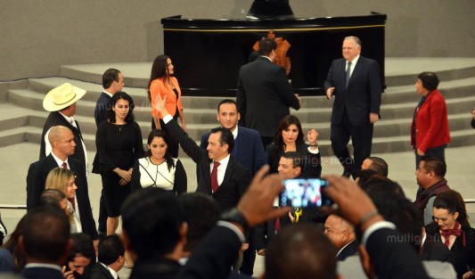 Tras dar inicio a la sesión solemne, el presidente de la Mesa Directiva, diputado José Manuel Pozos Castro, comisionó a los diputados Juan Javier Gómez Cazarín, Sergio Hernández Hernández, Gonzalo Guízar Valladares, Brianda Kristel Hernández Topete, Erika Ayala Ríos y Andrea de Guadalupe Yunes Yunes, para acompañar al interior del Recinto Oficial de Sesiones y despedir del mismo, al Ejecutivo estatal.