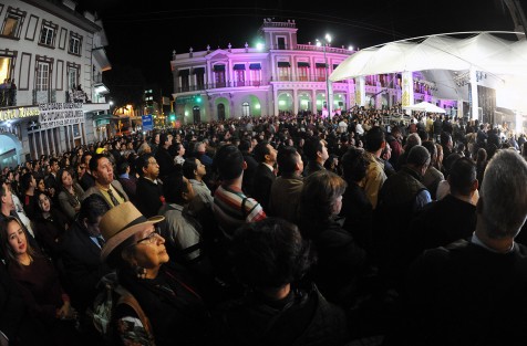 Después de rendir protesta en Palacio Legislativo, el Gobernador Cuitláhuac García se trasladó a la Plaza Lerdo, donde tomó protesta a su Gabinete y dirigió su primer discurso a los veracruzanos.