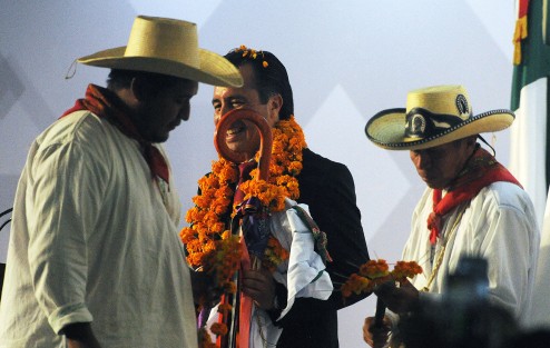 En Plaza Lerdo, el gobernador Cuitláhuac García Jiménez recibió en Bastón de Mando de manos de representantes de los pueblos indígenas.