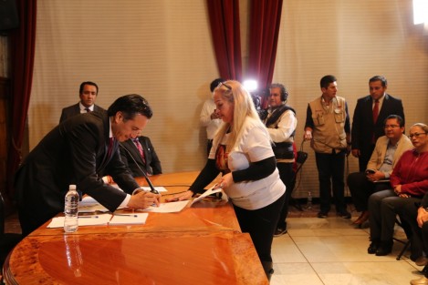 Durante la sexta reunión con colectivos de familiares de personas desaparecidas y como parte de su primera acción como gobernador, Cuitláhuac García Jiménez firmó el compromiso para impulsar y garantizar los derechos de todas las personas, principalmente los derechos a la verdad y a la justicia, a través de la Declaratoria de Programa Emergente por Crisis de violaciones graves de derechos humanos.
