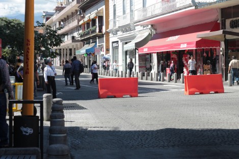 Debido a la instalación del templete para la visita del Presidente Andrés Manuel López Obrador a Xalapa este domingo, el Centro Histórico permanece cerrado a la circulación vehicular.