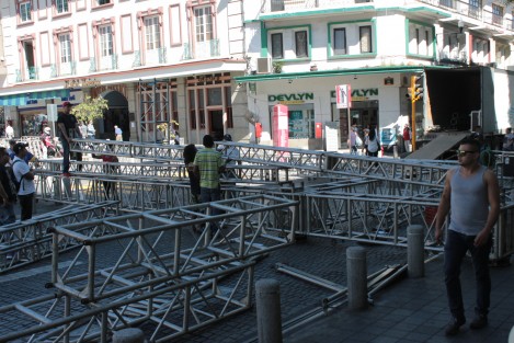 Debido a la instalación del templete para la visita del Presidente Andrés Manuel López Obrador a Xalapa este domingo, el Centro Histórico permanece cerrado a la circulación vehicular.
