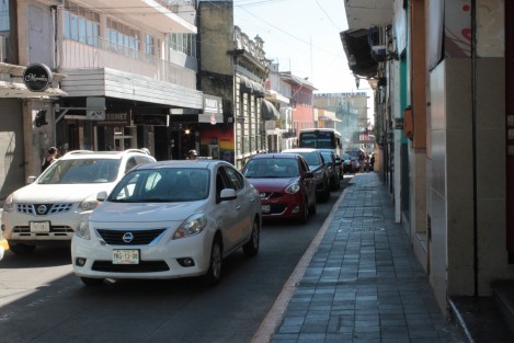 Debido a la instalación del templete para la visita del Presidente Andrés Manuel López Obrador a Xalapa este domingo, el Centro Histórico permanece cerrado a la circulación vehicular.