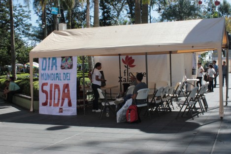 Este 1 de diciembre se conmemora el Día Internacional de la Lucha contra el SIDA, por lo que en el parque Juárez de Xalapa se ofrecen pláticas informativas y se realizan pruebas rápidas. 