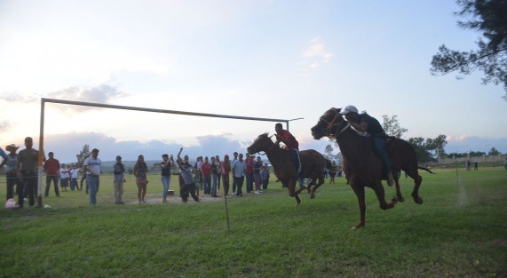 En el campo de futbol de Miradores municipio de Emiliano Zapata a solo 20 minutos de la ciudad de Xalapa, se realizaron unas carreras de caballos con el propósito de juntar recursos para las fiestas de la Virgen de Guadalupe, a celebrase el próximo 12 de Diciembre. 