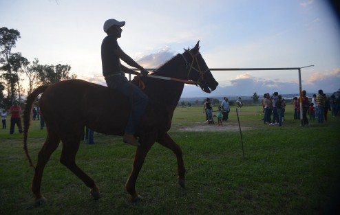 En el campo de futbol de Miradores municipio de Emiliano Zapata a solo 20 minutos de la ciudad de Xalapa se realizaron unas carreras de caballo con el propósito de juntar recursos para las fiestas de la Virgen de Guadalupe a celebrase el próximo 12 de Diciembre,