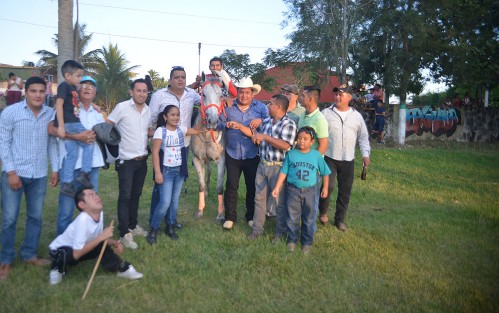 En el campo de futbol de Miradores municipio de Emiliano Zapata a solo 20 minutos de la ciudad de Xalapa se realizaron unas carreras de caballo con el propósito de juntar recursos para las fiestas de la Virgen de Guadalupe a celebrase el próximo 12 de Diciembre,