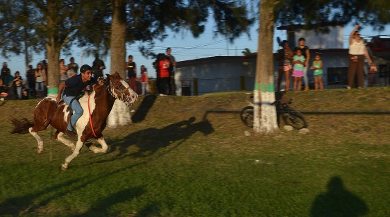 En el campo de futbol de Miradores municipio de Emiliano Zapata a solo 20 minutos de la ciudad de Xalapa se realizaron unas carreras de caballo con el propósito de juntar recursos para las fiestas de la Virgen de Guadalupe a celebrase el próximo 12 de Diciembre,