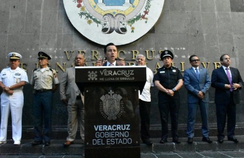 El gobernador de Veracruz, Cuitláhuac García Jiménez, anunció la instalación de la Coordinación Estatal de Construcción de la Paz en Veracruz, además, informó que a partir de hoy desaparecerá el Grupo de Coordinación Veracruz, así como el análisis de las funciones del Consejo Estatal de Seguridad Pública, con el afán de no duplicar funciones. 