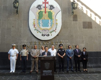 El gobernador de Veracruz, Cuitláhuac García Jiménez, anunció la instalación de la Coordinación Estatal de Construcción de la Paz en Veracruz, además, informó que a partir de hoy desaparecerá el Grupo de Coordinación Veracruz, así como el análisis de las funciones del Consejo Estatal de Seguridad Pública, con el afán de no duplicar funciones. El mandatario estatal apuntó que dicha coordinación estará integrada por el Delegado Estatal de Coordinación Nacional, Manuel Huerta Ladrón de Guevara; el comandante de la zona militar, el comandante de la zona Naval; el titular de la Secretaría de Gobierno, Eric Patrocinio Cisneros Burgos, la PGR, la Fiscalía, Policía Federal, entre otros.