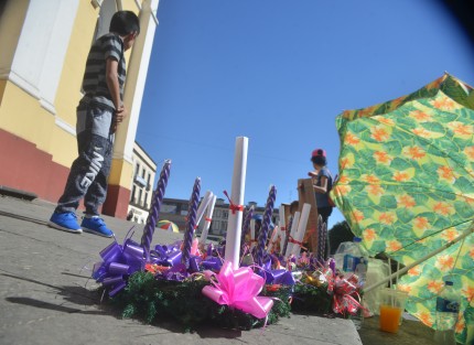 Inicia el tiempo litúrgico del calendario católico con el Adviento, por lo que en las escalinatas de la Catedral de Xalapa los comerciantes ofrecieron las tradicionales coronas.   