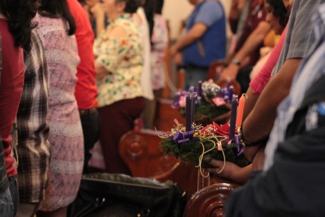 El Adviento es el periodo con el que la Iglesia católica inicia su año litúrgico, y comprende desde los 4 domingos previos a la Navidad, hasta esa fecha. Las familias suelen colocar en sus casas, al igual que en los templos una corona verde con 4 velas, correspondiendo cada una a un domingo de espera para la segunda fecha más importante para los católicos.  