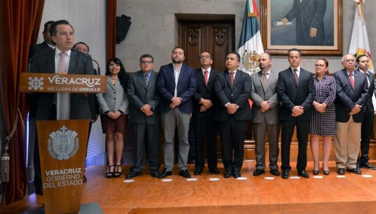 El Gobernador Cuitláhuac García Jiménez tomó Protesta de Ley a los servidores públicos que encabezarán los Organismos Públicos Descentralizados de la administración estatal, a quienes pidió regirse con los principios de honestidad y cero corrupción en el trabajo que les fue encomendado.