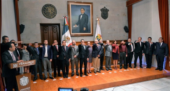 El Gobernador Cuitláhuac García Jiménez tomó Protesta de Ley a los servidores públicos que encabezarán los Organismos Públicos Descentralizados de la administración estatal, a quienes pidió regirse con los principios de honestidad y cero corrupción en el trabajo que les fue encomendado.