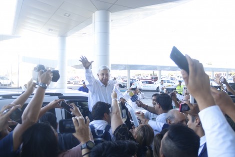 El Presidente de Mèxico, Andrès Manuel Lòpez Obrador, llegò al aeropuerto internacional Heriberto Jara en un vuelo comercial. Lo esperaban ciudadanos que se acercaron a saludarlo y le entregaron folders con solicitudes de empleo.