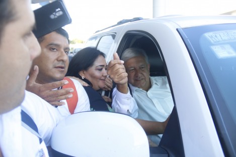 El Presidente de Mèxico, Andrès Manuel Lòpez Obrador, llegò al aeropuerto internacional Heriberto Jara en un vuelo comercial. Lo esperaban ciudadanos que se acercaron a saludarlo y le entregaron folders con solicitudes de empleo.