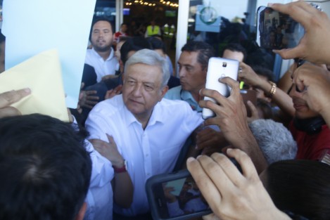 El Presidente de Mèxico, Andrès Manuel Lòpez Obrador, llegò al aeropuerto internacional Heriberto Jara en un vuelo comercial. Lo esperaban ciudadanos que se acercaron a saludarlo y le entregaron folders con solicitudes de empleo.