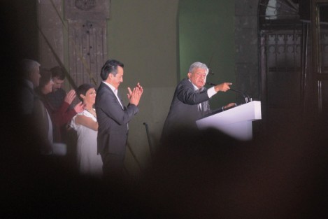 Luego de años en que los presidentes de la República no pisaban el suelo xalapeños, a un día de haber asumido el cargo, Andrés Manuel López Obrador se presentó ante miles de xalapeños. Como lo prometió el 5 de junio, regresó a la capital veracruzana como Presidente.  
