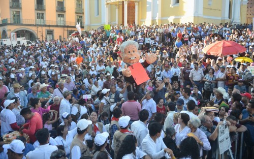Ambiente previo a la llegada de AMLO a Plaza Lerdo. 